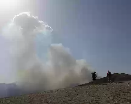 IMG_0641 La fumée en montant provoque de la condensation, et donc la formation d'un nuage (un pyrocumulus, merci matthieu !)